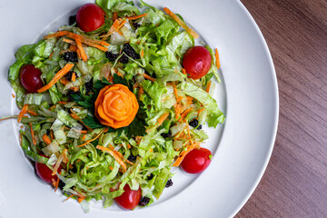 
Delicious green salad with lettuce, tomato and many others.