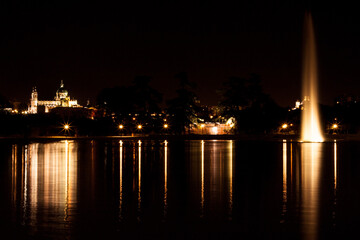 Lago iluminado de noche