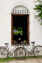 Fototapeta na wymiar bicycles in front of a house