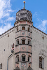 Fototapeta na wymiar Altstadthaus mit Erkerturm in Rattenberg, Tirol