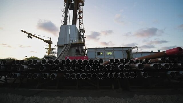 Operation of a drilling rig on an oil platform in the oil and gas industry.