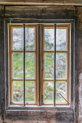Altes Holzkastenfenster mit Blick auf Garten im Frühling