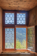 Holzkastenfenster mit Butzenglas
