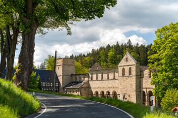 Fototapeta na wymiar Blick auf die Klosterruine Paulinzella in Thüringen