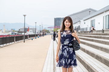 海岸の遊歩道で笑顔の女性