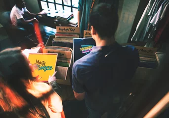 Papier Peint photo autocollant Magasin de musique Les jeunes dans un magasin de disques