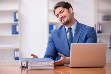 Obraz premium Young businessman employee working in the office