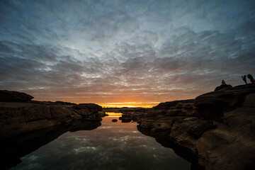 The atmosphere of the sky in the morning, the sky is beautiful with golden yellow, orange-red.