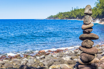 Galets superposées en équilibre sur côte rocheuse, Anse des Cascades, île de la Réunion 