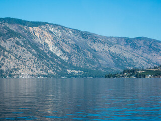 Obraz premium Morning view of Lake Chelan from the waterfront at Chelan-Stehekin ferry dock - Washington state, USA