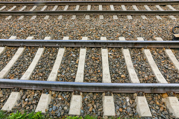 Eisenbahn - Schienen und Schwellen im Gleisbett