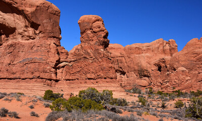 Fototapeta premium sphinxlike rock formation near double arch on a sunny day, in arches national park, utah