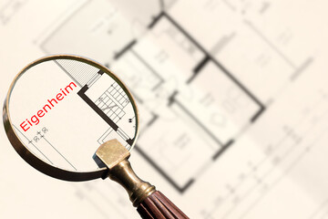 Lupe und Bauplan für Eigenheim