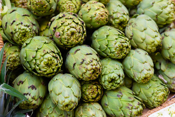 Obraz premium Closeup of fresh young buds of artichokes. Food background