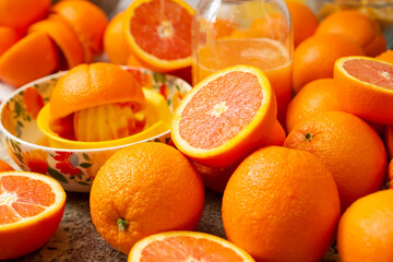 A view of a display of oranges and the process of making a glass of orange juice.