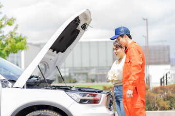 点検する作業員と女性