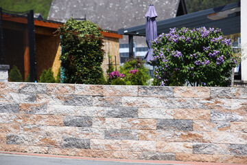 Natursteinmauer als Gartenbegrenzung und Sichtschutz