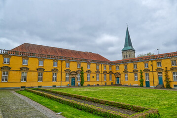 Fototapeta na wymiar Hof eines historischen Schlosses in Osnabrück