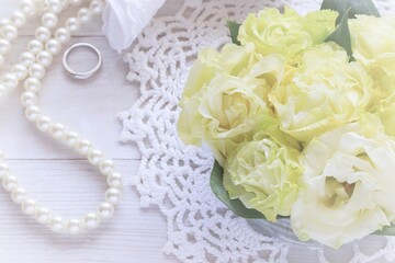 花嫁とウェディングをイメージした花とネックレスとリングのイメージ素材