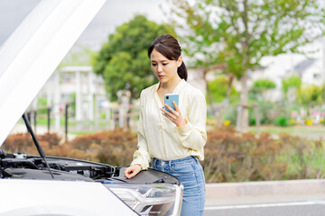 車の故障に悩む女性