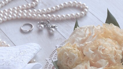 結婚をイメージした花とパールと指輪の優しく可愛いイメージ背景
