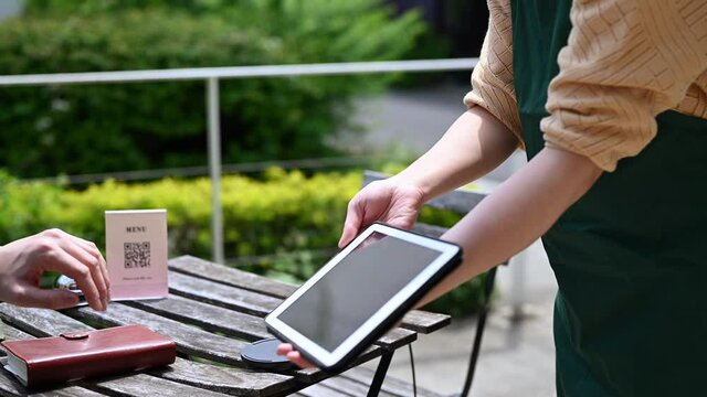 デジタル端末を使用したカフェの決済