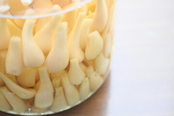 瓶に入った沢山のラッキョウ