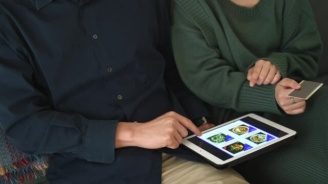 フードデリバリーを注文する若いカップル