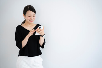 携帯電話を使う女性