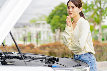 車の故障に悩む女性