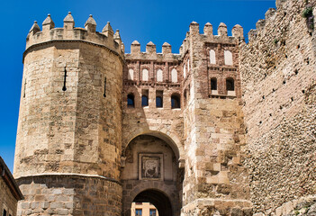 Muralla medieval y puerta fortificada de San Andrés en Segovia, España