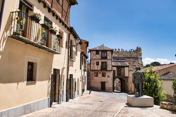 Plaza del socorro con la puerta medieval fortificada de San Andres en la parte sur de Segovia,...