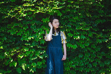 自然の多い公園にいる女性