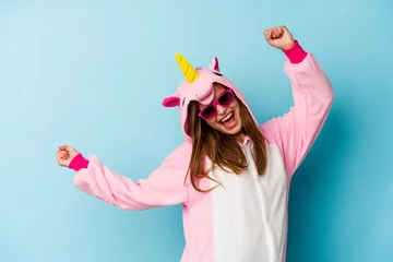 Foto op Plexiglas Young woman wearing an unicorn costume with sunglasses isolated © Asier