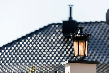 Lampe am Haus und Dach