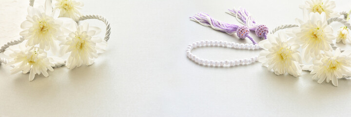 白い菊の花　数珠
