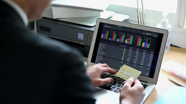 インターネットで株式市場をチェックする男性