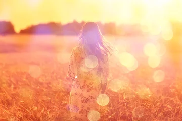 Rolgordijnen veld tarwe zonsondergang meisje, zomer landschap, outdoor activiteit concept abstracte vrijheid vrouw © kichigin19