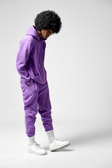 Naklejka premium Young black man in set of old school clothes