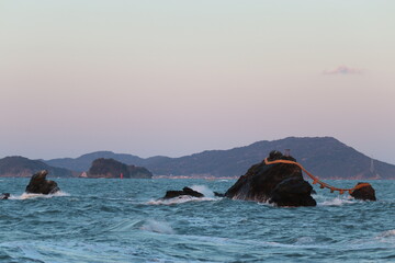 夕日のあたる夫婦岩