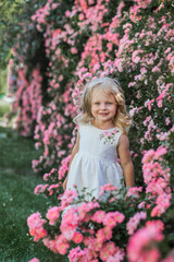 Obraz na płótnie Canvas little girl in the flower garden