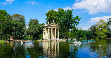 Fototapeta na wymiar まるで絵のような風景、ローマのボルゲーゼ公園、アスクレピオスの神殿が建つ「湖の庭園」でボート遊び