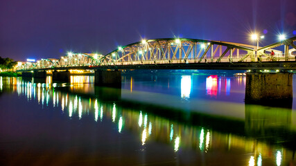 Fototapeta na wymiar Trang Tien Bridge
