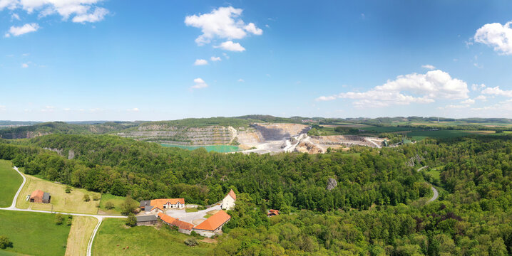 Burg Klusenstein &uuml;ber dem H&ouml;nnetal - Im Hintergrund der Steinbruch bei Eisborn