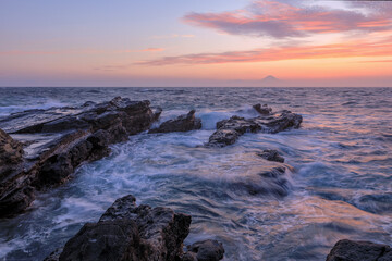 神奈川県・岩場を流れる荒波と初夏の城ヶ島の夕景