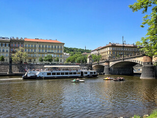 Naklejka premium Tourist pleasure boat approaches bridge