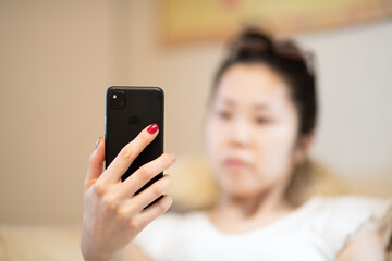 スマートフォンを見る女性