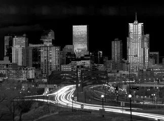 Papier Peint photo Noir et blanc Denver Skyline et trafic longue exposition noir et blanc