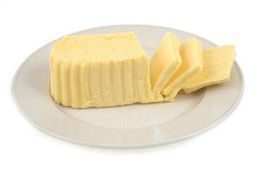 Beurre tranch&eacute; dans une assiette en gros plan sur fond blanc