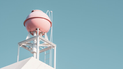 【生活】青空の下のピンク色の屋上の貯水槽　貯水タンク	